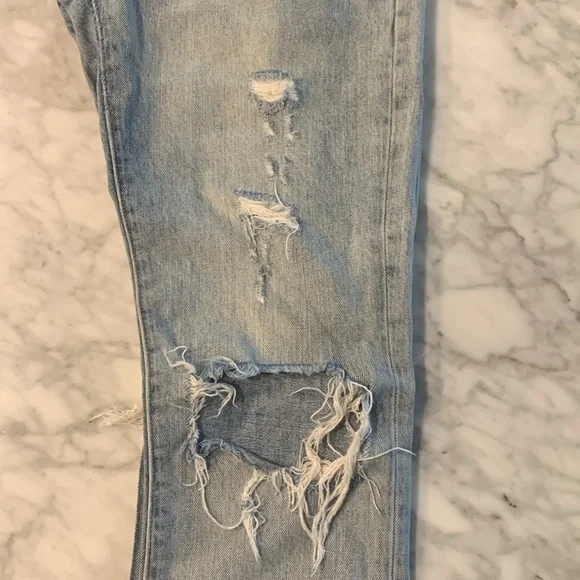 Lucky brand slim distressed light wash jean, 29”x32”